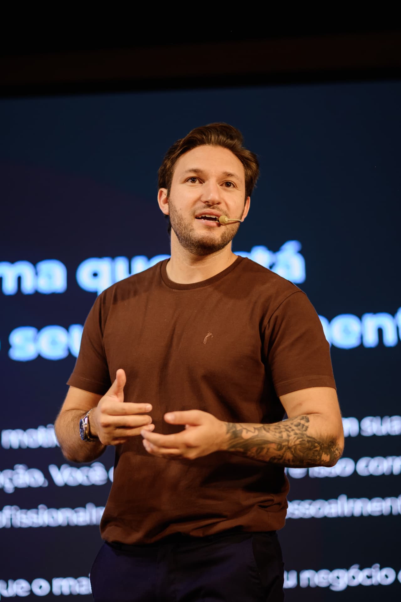 Thiago Catugy apresentando em um palco
